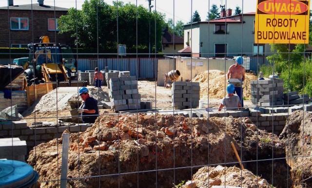 Na terenie budowy robotnicy uwijają się jak w ukropie. Żorscy archeolodzy już nie dowiedzą się, co kryje się pod ziemią
