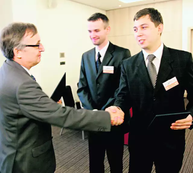 Prof. Nowak gratuluje Michałowi (z prawej) i Marcinowi