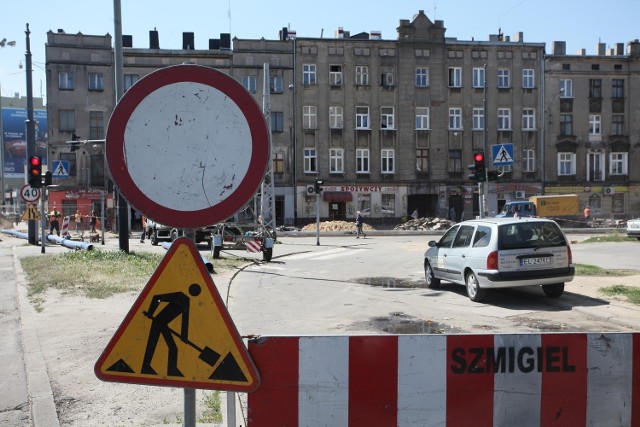 Nowy asfalt będzie miał 30 cm grubości. Część remontowanej Limanowskiego w Łodzi oddana zostanie w lipcu, a część w grudniu.