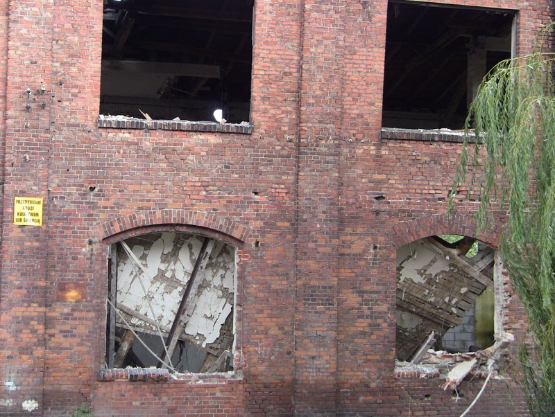 Gdańsk: Runął strop nieczynnej fabryki, tzw. blaszanki (ZDJĘCIA, FILM)