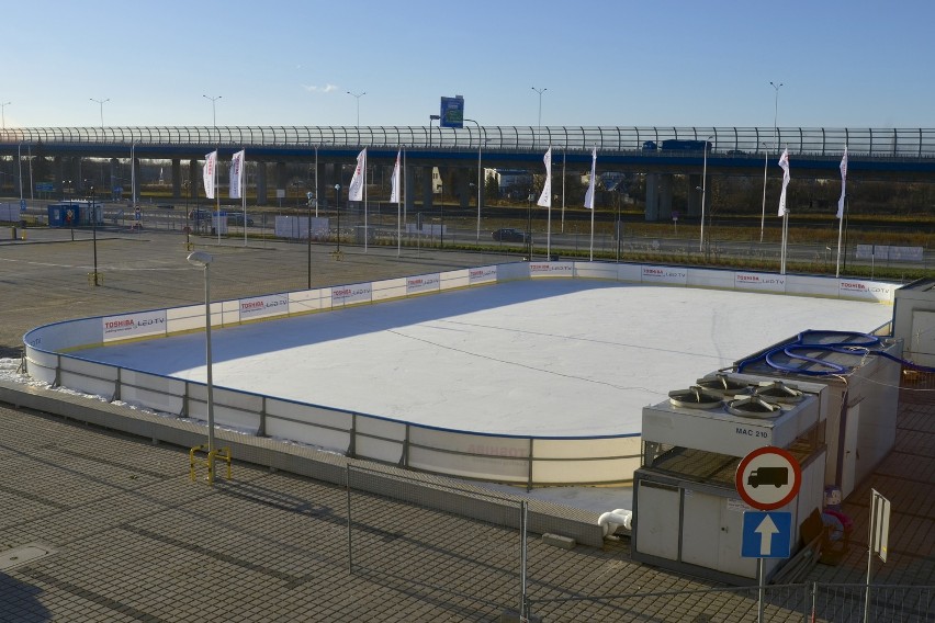 Wrocław: Lodowisko przy Stadionie Miejskim ruszyło (ZDJĘCIA, MAPA, CENNIK)