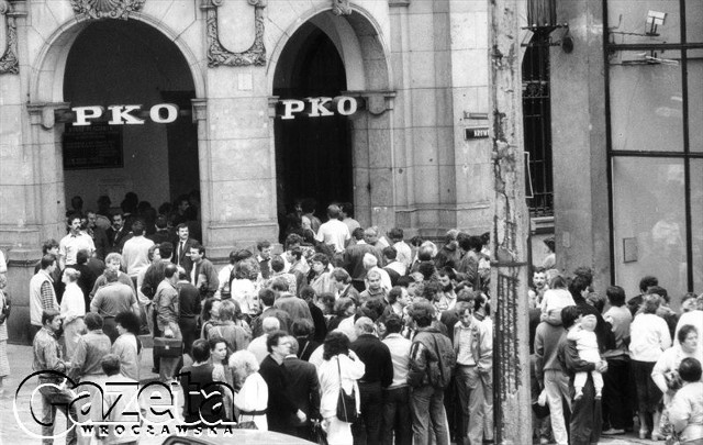 WROCŁAW 09.1989.KOLEJKA DO BANKU PKO PRZY ULICY WITA STWOSZA.