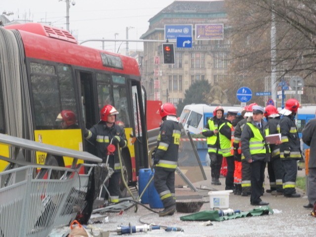 Wrocław: Autobus staranował przystanek na pl. Jana Pawła II. Jedna osoba nie żyje (ZDJĘCIA, FILM)