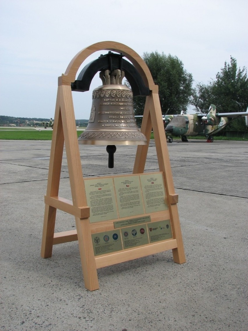 Jeden dzwon został przekazany 28 sierpnia Muzeum Sił...