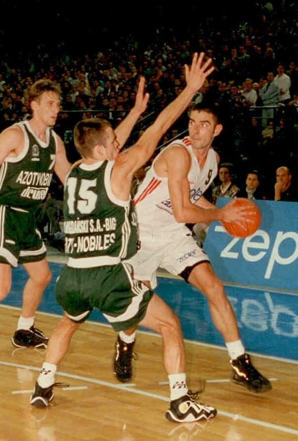 Z piłką Maciej Zieliński. Rok 1997