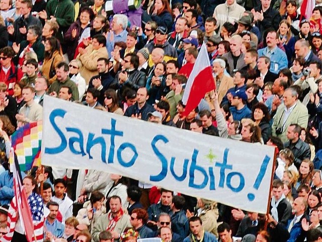 Santo subito (Święty natychmiast) - takie napisy pokazały się już podczas pogrzebu papieża
