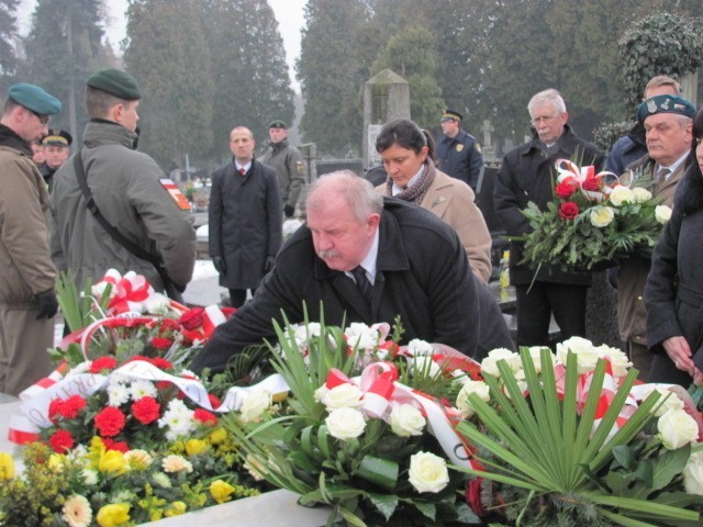 Rocznica katastrofy smoleńskiej: Kwiaty na grobie Janusza Kochanowskiego w Częstochowie