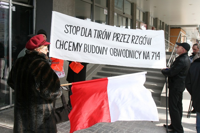 Protest pod Urzędem Marszałkowskim w Łodzi