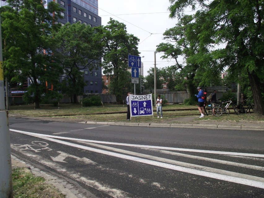 Wrocław: Rowerzyści uczą kierowców jak jeździć (FILMY I ZDJĘCIA)