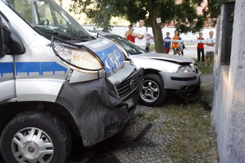 Legnica: Kierowca samochodu osobowego wjechał w radiowóz