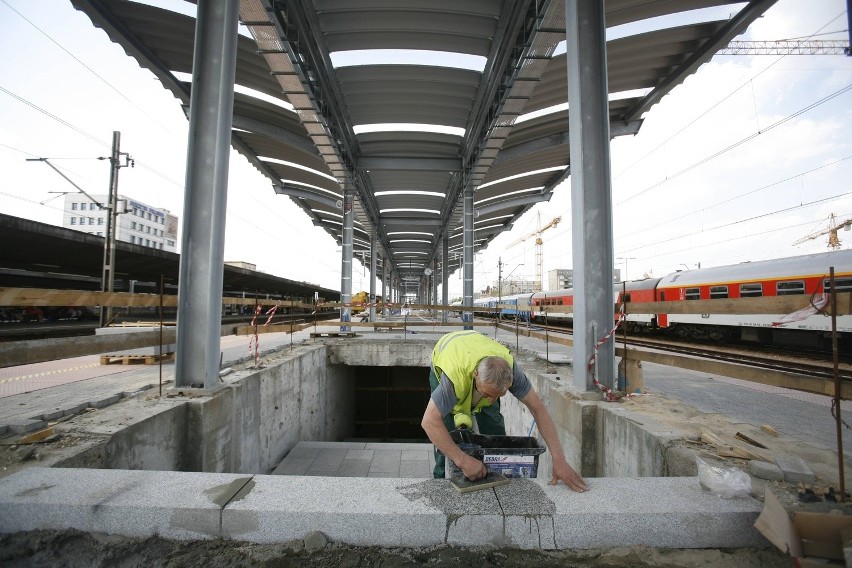 Katowice: Dach nad peronem drugim gotowy. Jest z blachy  falistej [ZDJĘCIA]