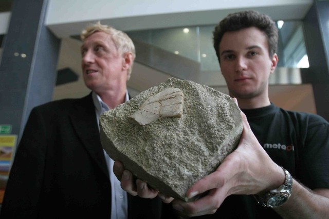 Grzegorz Racki i Dawid Surmik ze skałą z kością gada, znalezioną w Żyglinie