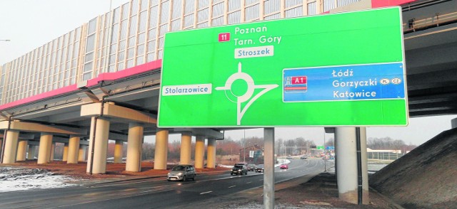 Autostrada A1 w Piekarach Śl.Na autostradzie A1 w Piekarach jest znak prowadzący kierowców do Katowic przez Gliwice. To 50 kilometrów. Tymczasem znacznie bliżej jest przez Chorzów.