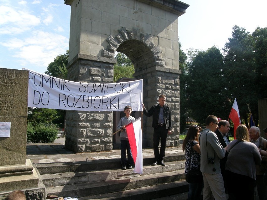 Nowy Sącz: manifestacja pod pomnikiem Armii Czerwonej [ZDJĘCIA]