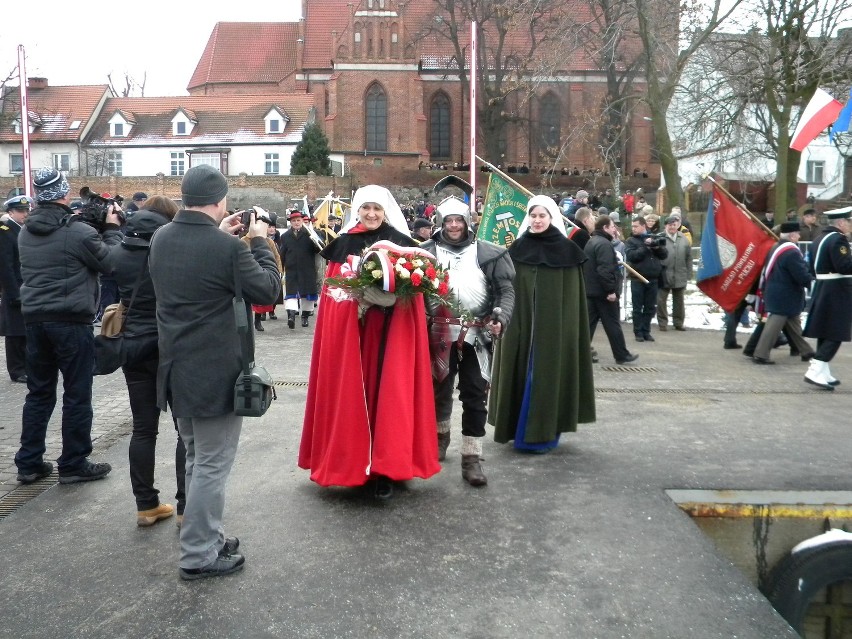 Zaślubiny Polski z morzem. Wieniec opuszczony z helikoptera na lód pokrywający Zatokę Pucką ZDJĘCIA