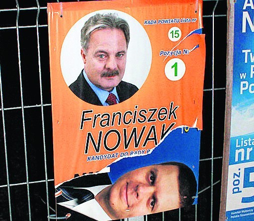 Deszcz spłukał częściowo z plakatów wizerunek Franciszka Nowaka, odsłaniając twarz Radosława Przestackiego