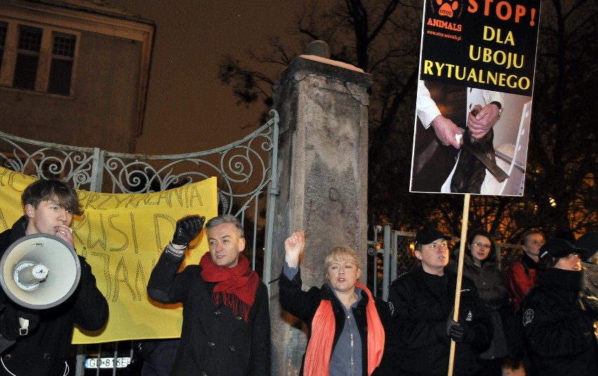 Gdańsk: Protestowali przeciwko ubojowi rytualnemu. Wśród pikietujących Robert Biedroń [ZDJĘCIA]