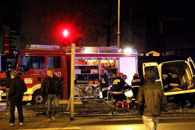 Dwie osoby zostały ciężko ranne w wyniku zderzenia dwóch samochodów na skrzyżowaniu ulic Zachodniej i Ogrodowej w Łodzi. Kierowca i pasażerowie jednego z aut uciekli z miejsca wypadku. WIĘCEJ: Groźny wypadek na Zachodniej. Dwie osoby ciężko ranne. Kierowca uciekł [ZDJĘCIA+FILM]
