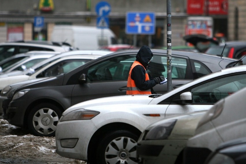 Parkowanie jest płatne, chociaż warunki trudne