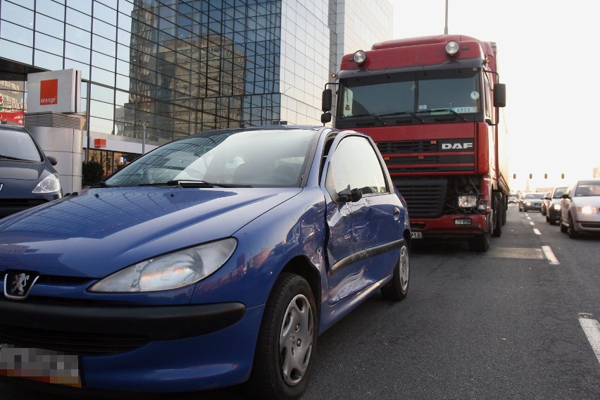 Wypadek z udziałem TIRa w centrum Łodzi