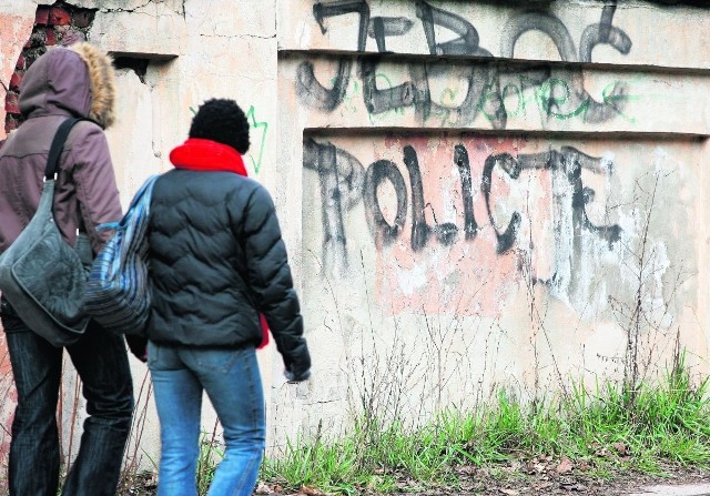 Patrząc na takie napisy, chciałoby się sparafrazować słowa piosenki Jacka Kaczmarskiego "A mury runą, runą, runą"...  Bo jeśli nie da się wymyć...