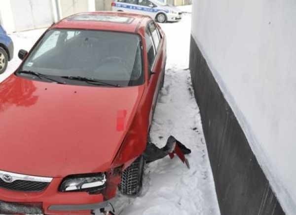 Samochód policjanci odnaleźli za garażami na ul. Tysiąclecia w Puławach. Czerwona mazda nosiła ślady wypadku.