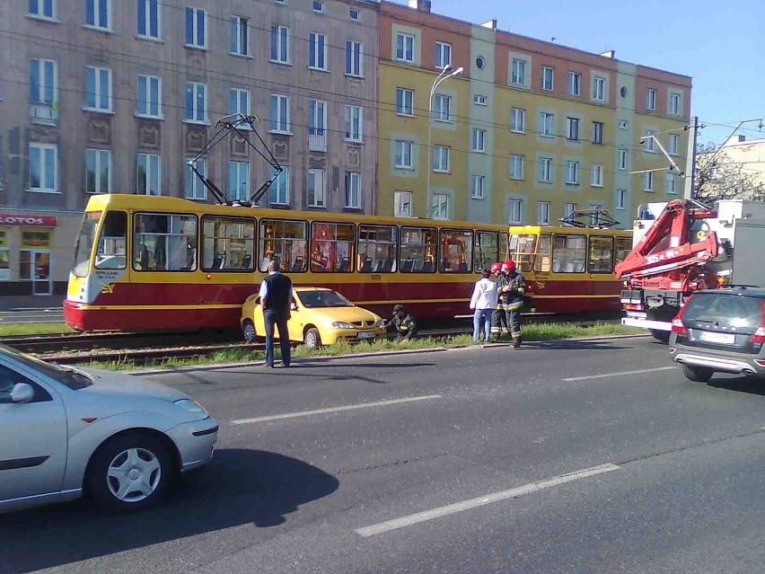 Samochód osobowy zablokował torowisko na alei Piłsudskiego w...