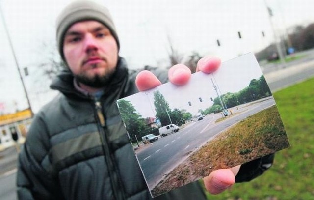 Patryk Nowacki pokazuje fotografię wykonaną po wypadku, na której można dostrzec ślady opon auta na pasie rozdzielającym jezdnie, gdzie znajdowali się piesi, a wśród nich także on. Po tragedii skrzyżowanie przebudowano