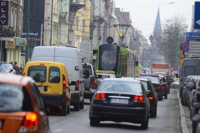 Tramwaj stojący w korku, to na ulicy Dąbrowskiego norma