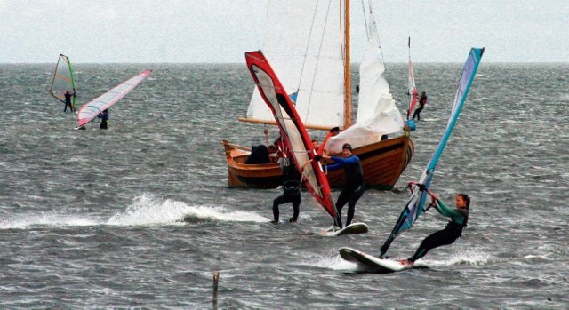 Od kilku lat regatom kaszubskich łodzi w Chałupach towarzyszą także liczni windsurferzy i kitesurferzy