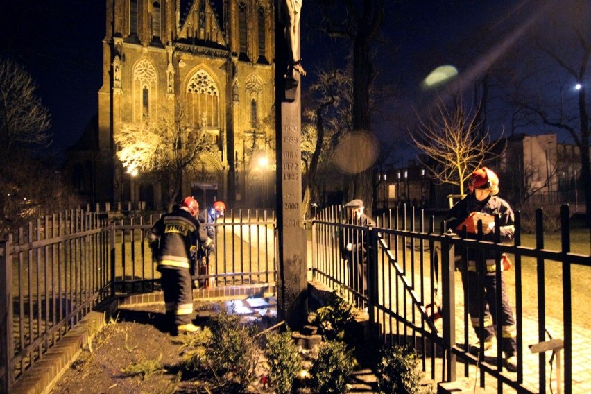 Wrocław: Płonął krzyż pod kościołem św. Michała Archanioła (ZDJĘCIA)