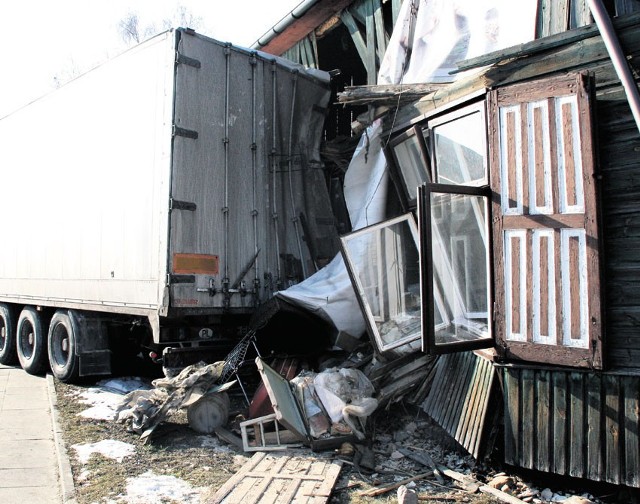 Dom państwa Turlakiewiczów kilka miesięcy temu kompletnie zniszczyła wielka ciężarówka.