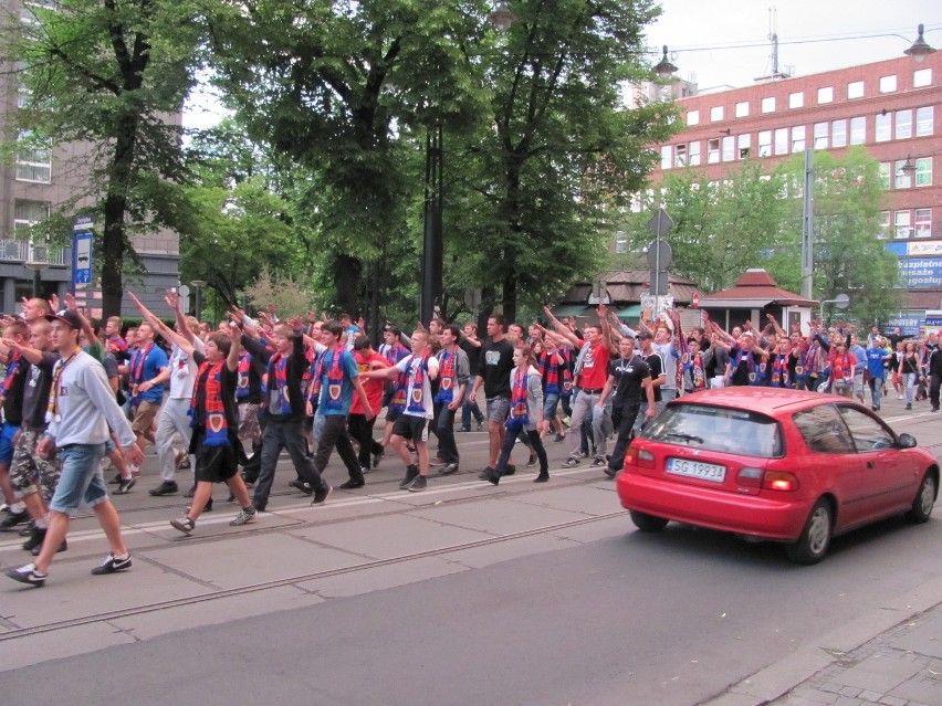 Piast Gliwice w ekstraklasie, kibice świętują, policja strzela! [ZDJĘCIA i WIDEO]