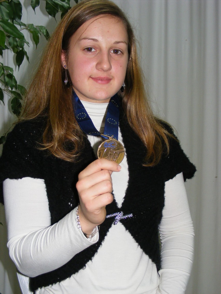 Dominika Borkowska z medalem przywiezionym z Mistrzostw...