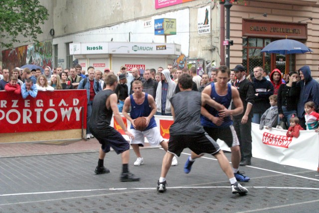 Uliczne rozgrywki koszykarskie zawsze cieszą się w Łodzi ogromną popularnością.