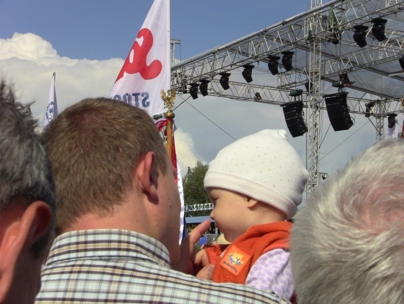&quot;Kto rządzi w Polsce?&quot;. Przepychanki pod bramą Stoczni Gdańsk (wideo)