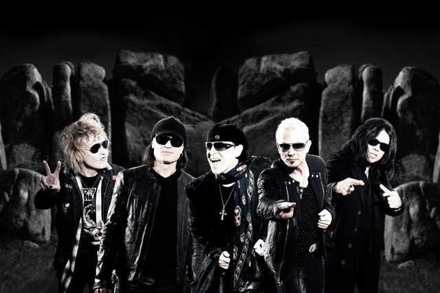 Od lewej stoją: James Kottak, Matthias Jabs, Klaus Meine,  Rudolf Schenker, Paweł Mąciwoda