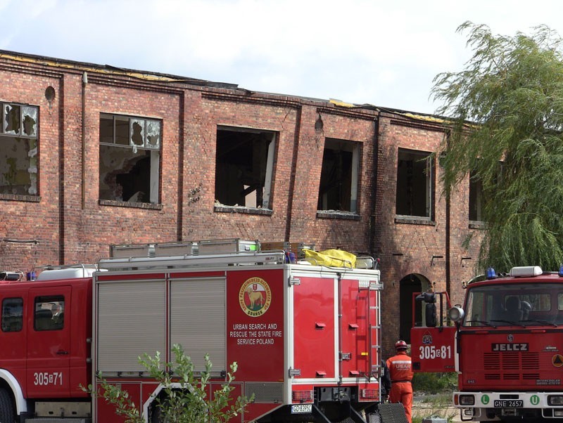 Gdańsk: Runął strop nieczynnej fabryki, tzw. blaszanki (ZDJĘCIA, FILM)