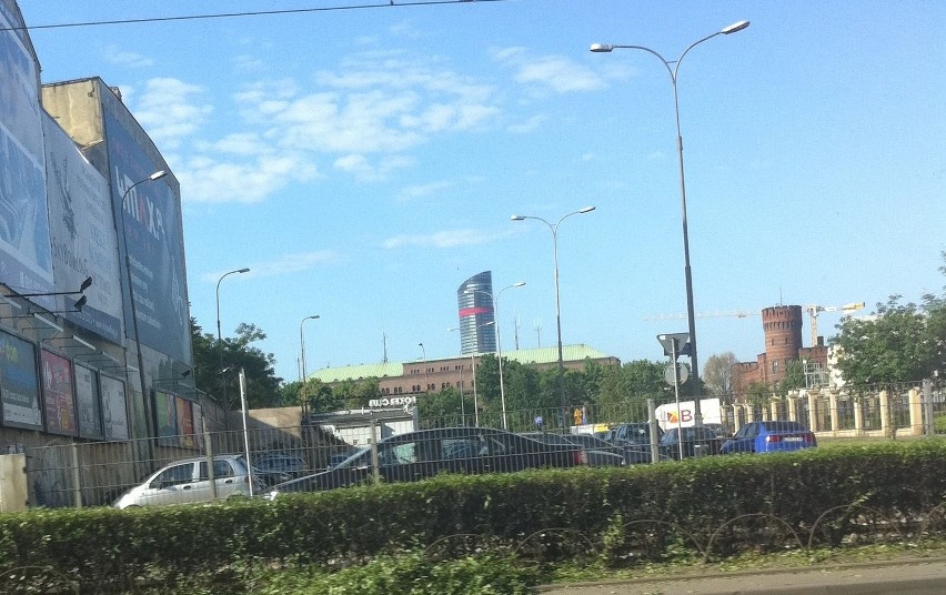 Widok na Sky Tower z ulicy Kazimierza Wielkiego