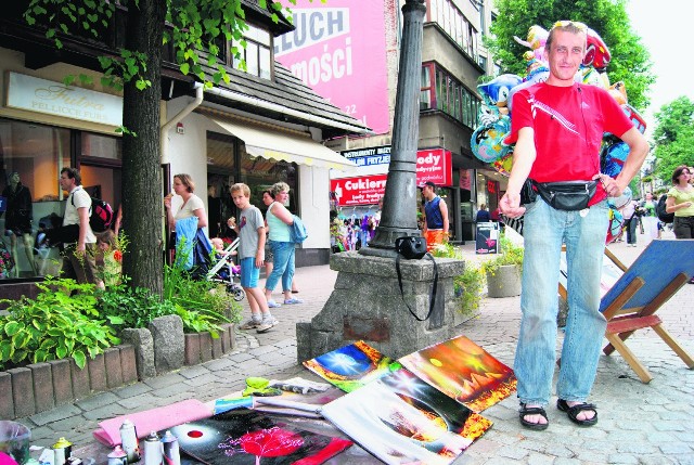 Andrzej Hańca przy swoim stoisku z obrazami. Uważa, że zniszczył je jeden z handlowców