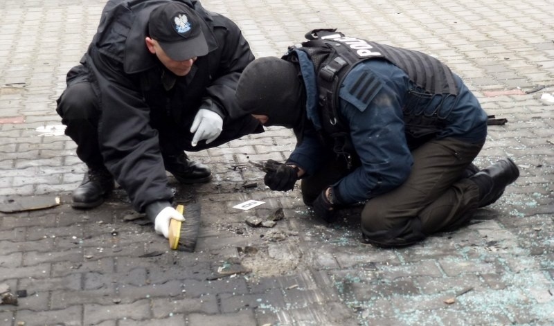 W Komornikach, w miejscu wybuchu bomby, pracują policyjny...