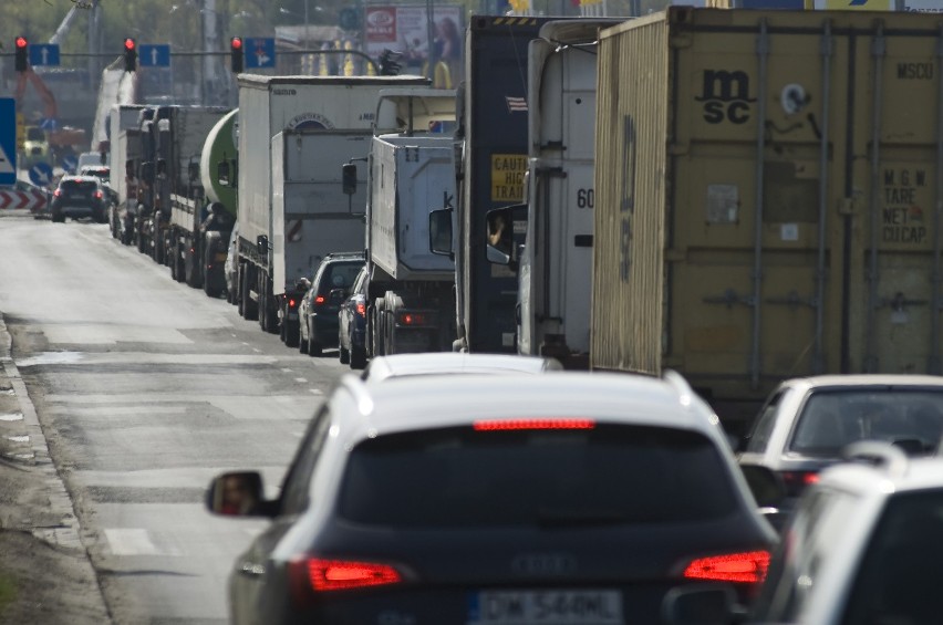 Kraków: rondo Ofiar Katynia wciąż zakorkowane [VIDEO, ZDJĘCIA]