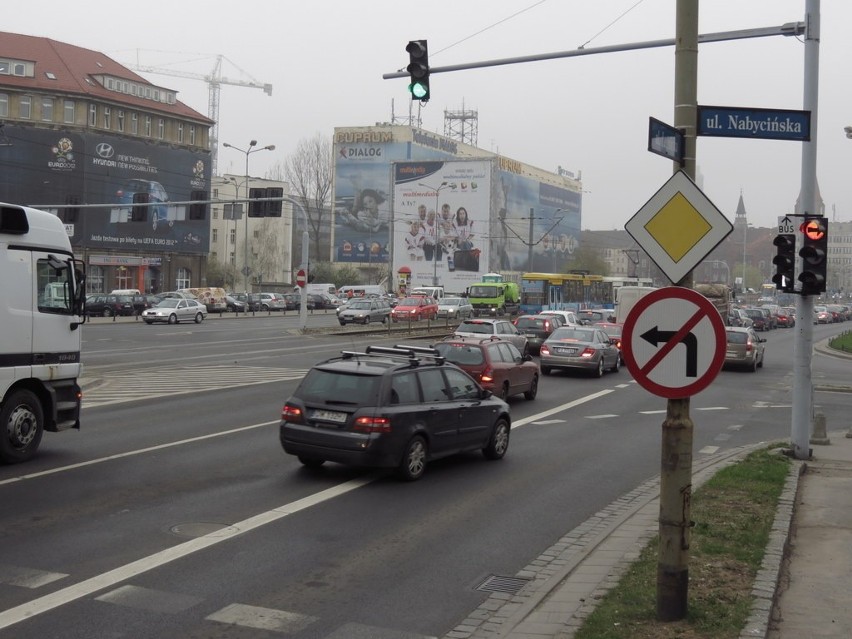 Znów ogromne korki na Legnickiej (ZDJĘCIA)