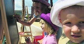 W weekend rajską plażę opanowali mali znawcy sztuki