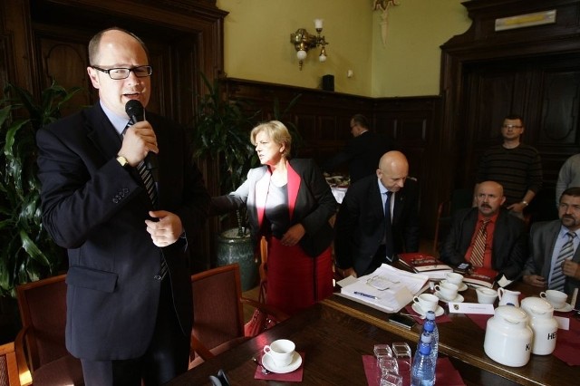 Pomysłodawcą GOM jest Paweł Adamowicz. W czwartek 29 samorządów z terenu województwa pomorskiego w Sali Herbowej gdańskiego ratusza zawiązało metropolitalne stowarzyszenie Gdański Obszar Metropolitalny