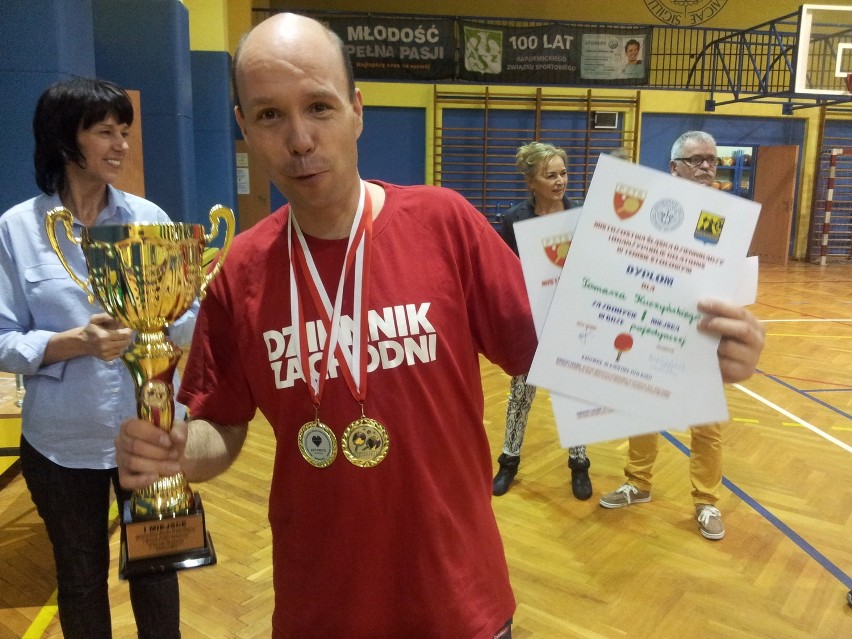 Tomasz Kuczyński z Dziennika Zachodniego mistrzem dziennikarzy w tenisie stołowym [ZDJĘCIA]