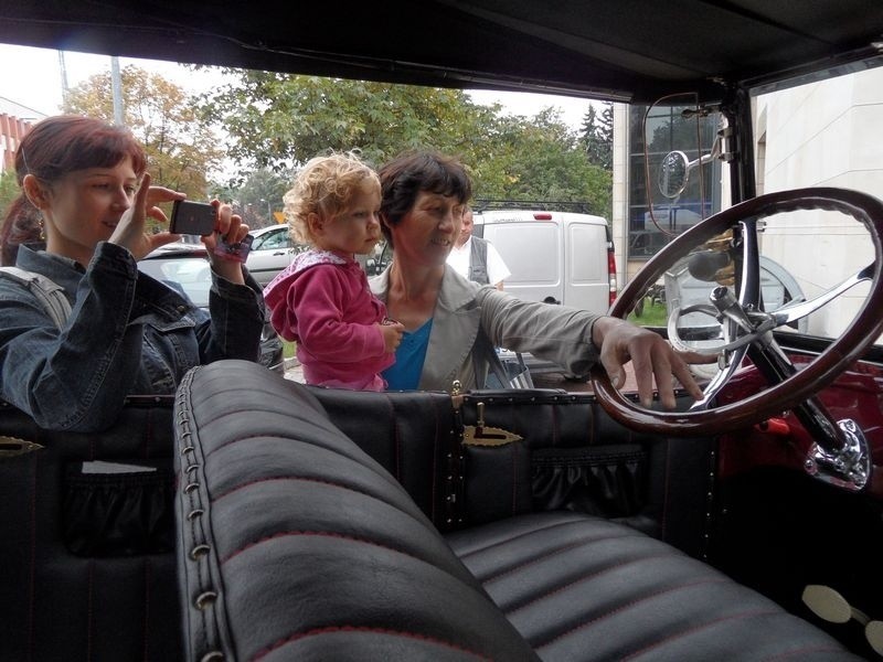 Buick Touring z 1918 na prąd przyjechał do Jaworzna [ZOBACZ]