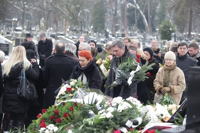 Pogrzeb Andrzeja Lipskiego. Wieniec składa aktorka Ewa...