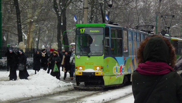 Z okazji urodzin Lecha Poznań tramwaje przyozdobione są w chorągiewki w barwach Kolejorza.