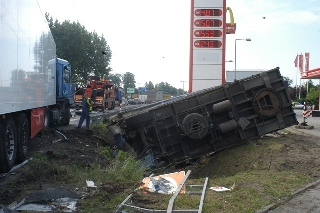 Zderzyły się tiry - zginęło tysiąc kurczaków [ZDJĘCIA]